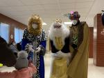Los Reyes Magos reparten regalos a los ni&ntilde;os ingresados en el Hospital Materno Infantil de M&aacute;laga