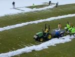 Jugadores del Numancia recogen nieve en Los Pajaritos