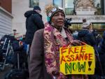 Un manifestante frente al Tribunal de Westminster mientras se espera el veredicto de la audiencia de libertad bajo fianza de Julian Assange.