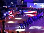 Jugadores de Golden State Warriors y Los Angeles Clippers se arrodillan ante el himno de EEUU
