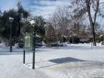 El Parque del Retiro contin&uacute;a completamente nevado este domingo