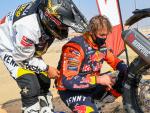Toby Price (d) arregla su moto en el vivac del Dakar con bridas y cinta americana
