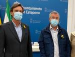 El alcalde de Estepona entrega a Cudeca los 7.000 euros recaudados con el concierto solidario de Miguel Poveda