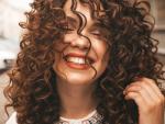 El método 'curly' promueve la hidratación del cabello.