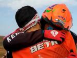 Laia Sanz se abraza a Jaume Betriu tras acabar el Dakar 2021