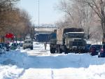 Un cami&oacute;n de la Unidad Militar de Emergencias (UME) colabora en la retirada de nieve y hielo