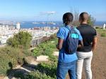Has&aacute;n y Abidin mirando hac&iacute;a el puerto de Las Palmas de Gran Canaria durante la entrevista.