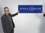 Carlos Tavares, CEO de Stellantis (a la izquierda) junto a John Elkann, presidente de la corporaci&oacute;n.