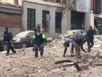 Vecinos ayudando a retirar escombros instantes despu&eacute;s de la explosi&oacute;n en Madrid