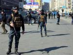 Cuerpos de seguridad en el sitio de la explosi&oacute;n en Baghdad