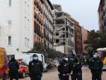 Polic&iacute;as en la calle Toledo de Madrid, un d&iacute;a despu&eacute;s de la explosi&oacute;n de gas.