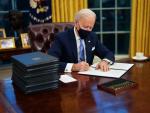 El presidente de EE UU, Joe Biden, firma sus primeras &oacute;rdenes ejecutivas en el Despacho Oval de la Casa Blanca.