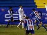 Jugadores del Real Madrid se lamentan tras el segundo gol del Alcoyano.