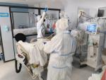 Sanitarios atienden a un paciente en la UCI covid de Torrec&aacute;rdenas