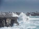 Grandes olas rompen contra las rocas en Binidal&iacute;, Mah&oacute;n (Baleares).