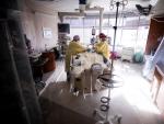 Dos enfermeras revisan el respirador de un paciente de COVID-19 en la UCI de un hospital en La Mesa, California (EE UU).