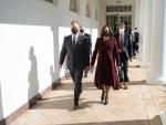 Douglas Emhoff y Kamala Harris en la toma de poder en Washington.