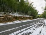Carretera auton&oacute;mica en Asturias con nieve.