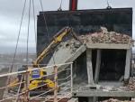 Imagen de la demolici&oacute;n del torre&oacute;n del edificio siniestrado de la calle Toledo de Madrid.