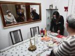 Una mujer viuda y de riesgo, Carmina con su hija Patricia preparan la cena de Nochebuena durante la pandemia en Móstoles (Madrid), a 24 de diciembre de 2020. Los años anteriores, esta familia han pasado las cenas de Navidad con más parie