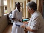 La misionera en su centro en Mozambique