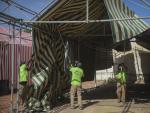 Operarios trabajan en el desmontaje de un toldo en una de las casetas de las instalaciones de la Feria de Abril de 2020