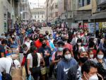 Cientos de personas con mascarillas por el coronavirus, en un mercado de Lima, Per&uacute;.