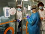 Profesionales sanitarios llevan doble mascarilla en una UCI de un hospital de Barcelona.