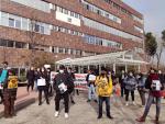 Estudiantes de la Universidad Aut&oacute;noma de Madrid (UAM) durante una concentraci&oacute;n este viernes en el campus de Cantoblanco.