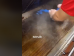 Captura del v&iacute;deo de la limpieza de una plancha en McDonald's.