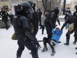 Un protestante es detenido durante la manifestaci&oacute;n para exigir la liberaci&oacute;n del opositor ruso Alex&eacute;i Navalni.