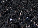 Miles de jud&iacute;os ultraortodoxos asisten en Jerusal&eacute;n al funeral de un rabino fallecido por COVID-19, pese al confinamiento impuesto en Israel por la pandemia.