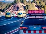 Un coche de Mossos d'Esquadra y ambulancias del Sistema d'Emerg&egrave;ncies M&egrave;diques (SEM) durante un accidente de tr&aacute;fico en una imagen de archivo.