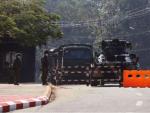 Veh&iacute;culos militares y soldados bloquean la carretera que lleva al Parlamento de Birmania, en Naipyid&oacute;.