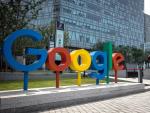 El logo de Google, junto a las oficinas de la compa&ntilde;&iacute;a en Pek&iacute;n, China.