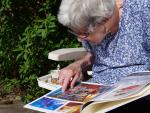 Una anciana observa un &aacute;lbum de fotos, en una imagen de archivo.