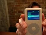 Guy Dupont muestra el iPod que reproduce Spotify.