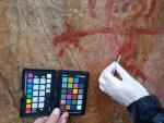 T&eacute;cnicos de Patrimonio limpian las pintadas hechas sobre las pinturas rupestres del Risco de San Blas, en Alburquerque