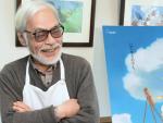 Hayao Miyazaki junto a un cartel de 'El viento se levanta'