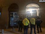 La Polic&iacute;a Municipal de Madrid interviniendo una fiesta ilegal.