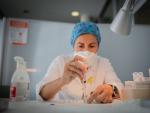 Una enfermera prepara la vacuna Pfizer-BioNtech contra el COVID-19 (Archivo)