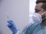 Un sanitario manipula una jeringa con la vacuna de Pfizer / BioNtech contra la Covid-19 en el hospital. En Sevilla (Andaluc&iacute;a, Espa&ntilde;a), a 04 de febrero de 2021.