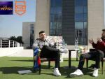 Gerad Piqu&eacute; y DJMaRiiO durante la entrevista del youtuber al futbolista.