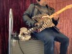 Prince Midnight tocando la guitarra-esqueleto.
