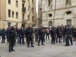Agentes antidisturbios de los Mossos d'Esquadra separan a dos marchas de signo contrario en Sant Jaume.