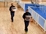 Dos trabajadores transportan urnas en el dispositivo electoral para los comicios catalanes de este domingo.
