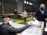 El candidato del PPC, Alejandro Fern&aacute;ndez, votando este domingo en las elecciones auton&oacute;micas en el pabell&oacute;n Sant Pere Sant Pau de Tarragona.