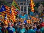 Cientos de personas con banderas de la estelada (bandera independentista catalana) durante la manifestaci&oacute;n convocada por la Asamblea Nacional Catalana (ANC) con el lema 'Objectiu Independ&egrave;ncia (Objetivo independencia)