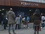 Varias personas esperan a las puertas del Camp Nou antes de entrar para votar este domingo en las elecciones catalanas.