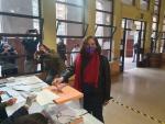 La alcaldesa de Barcelona, Ada Colau, en su colegio electoral en Barcelona para votar en las elecciones al Parlament de Catalunya de este domingo 14 de febrero